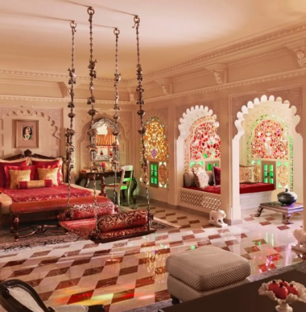 Kamar yang dihiasi dengan kemewahan seperti di istana